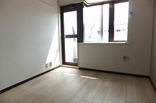 【居間・リビング】　☆床は白のフロアタイル☆